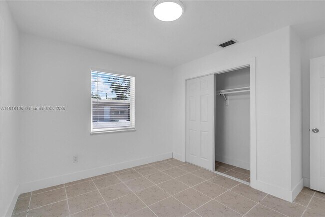 Building Photo - 124 SE 2nd Terrace