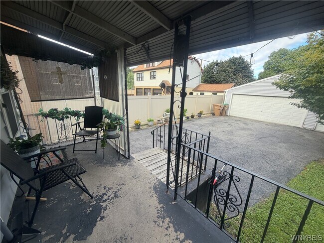 Building Photo - 94 Reo Ave