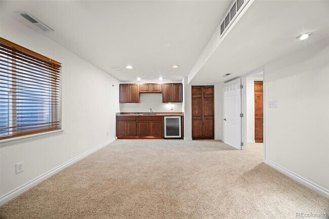 Building Photo - 421 W English Sparrow Dr