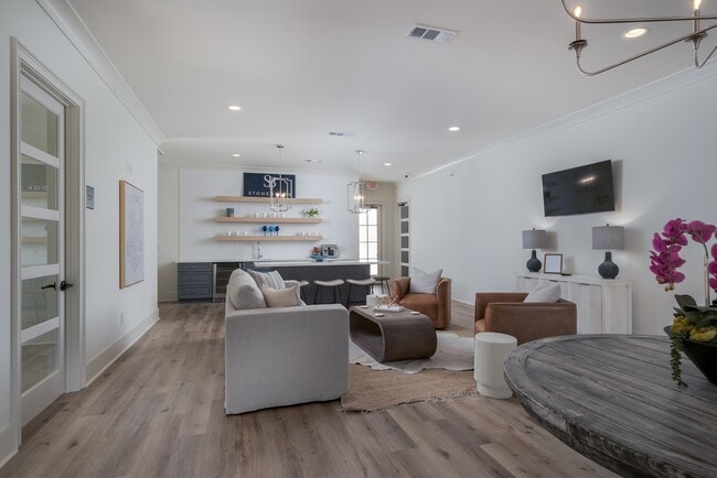 Building Photo - 815 Stonebrook Cir