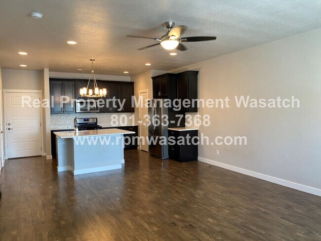 Building Photo - Beautiful 3 Bed, 4 Bath Townhome with 2-ca...