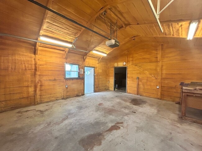 Building Photo - 3 Bed / 2 Bath  on One Acre – Garage Included