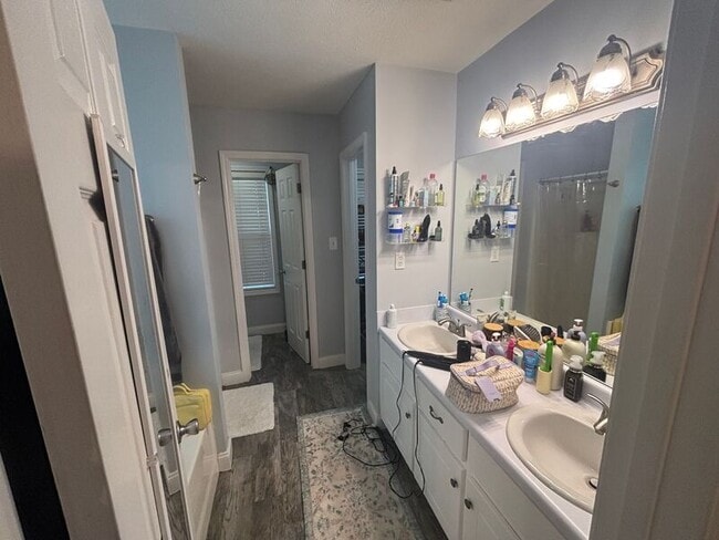 Building Photo - 454 Fernwood Cir