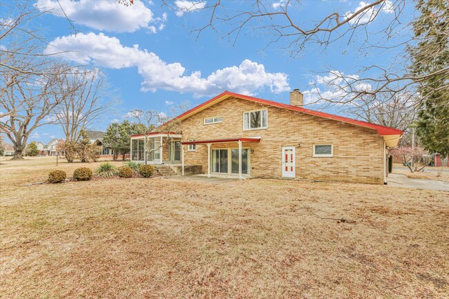 Building Photo - 1803 Golfview Dr