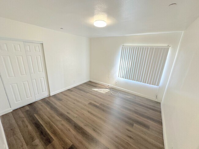 Building Photo - *SECTION 8 ONLY* Cute 2bd/1ba duplex with parking and all the appliances!