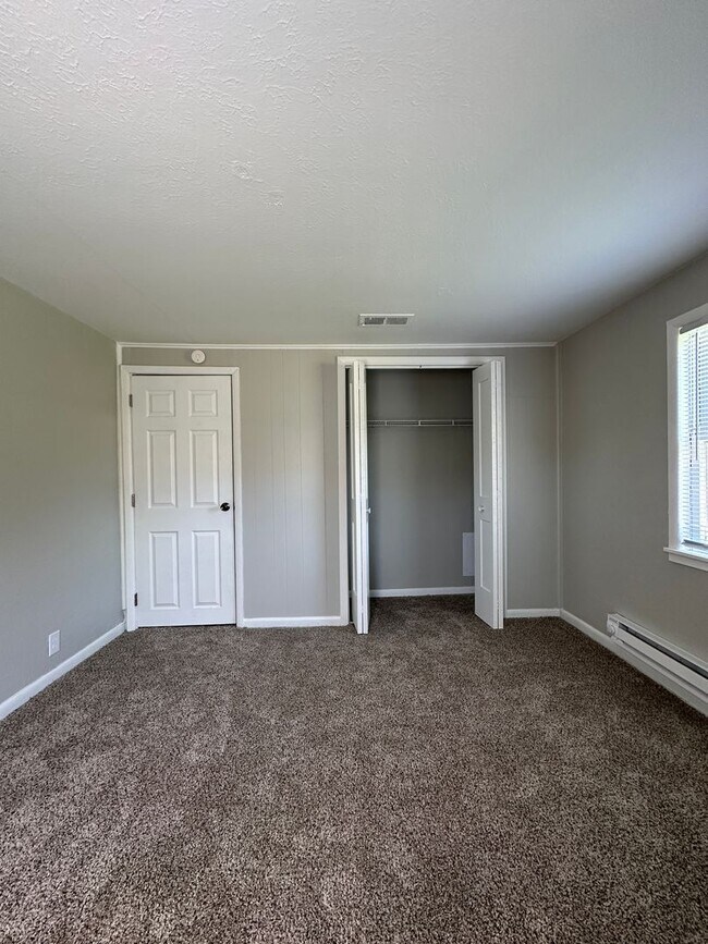 Building Photo - Backyard Nights & Front Porch Mornings — Cozy 3BR Brick Ranch in Fairlawn