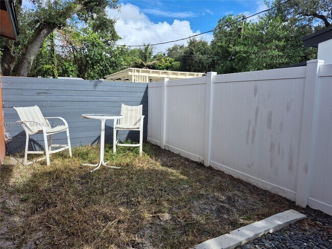 Building Photo - 4920 SW 28th Terrace