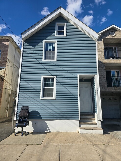 Building Photo - 1031 Flora St