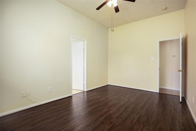 Building Photo - 8410 Taraglen Ct