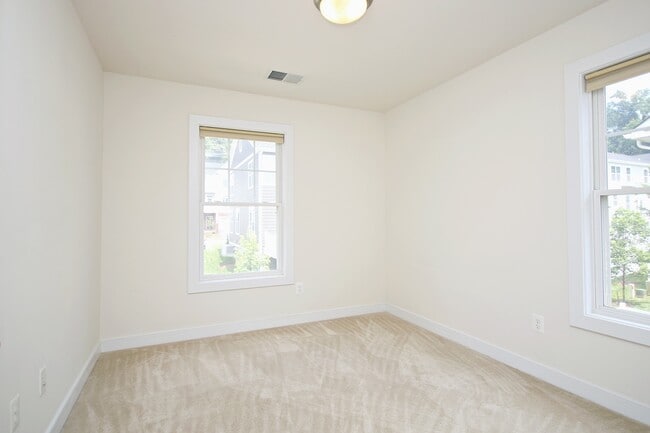 Building Photo - Spacious End-Unit Pantops Townhome