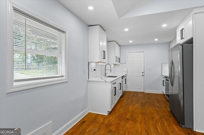 Building Photo - 2223 Columbia Dr
