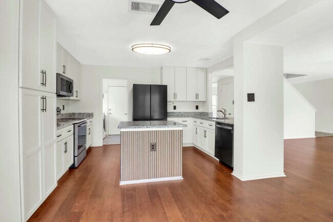 Building Photo - "Discover Your Dream Home: Spacious 3-Bedroom Oasis with Granite Elegance in San Antonio!"