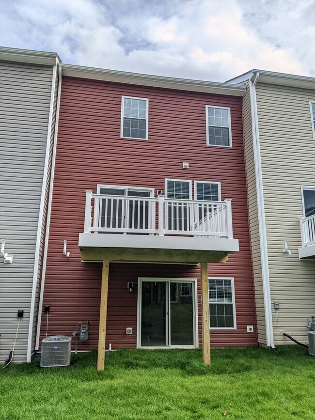 Building Photo - Three level townhouse in The Preserve at Tuscarora Creek community ready by mid September!