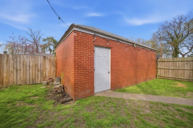 Building Photo - 1080 Green St