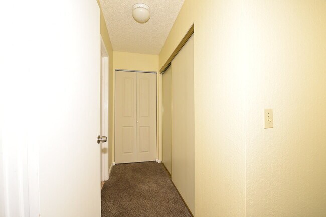 Building Photo - Lovely 2nd Floor, 1 Bed, 1 Bath Condo At Desert Shores!