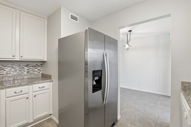 Building Photo - Southfork Oaks Condo