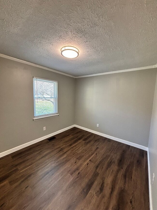 Building Photo - Spacious 3BR Rancher Near Washington Pike – Quiet Setting, Minutes to Downtown!