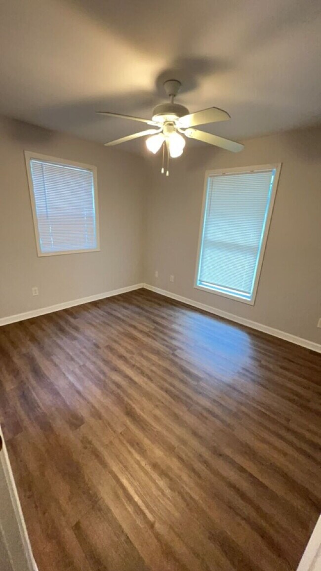 Building Photo - Spacious 3 Bedroom 2 Bath!