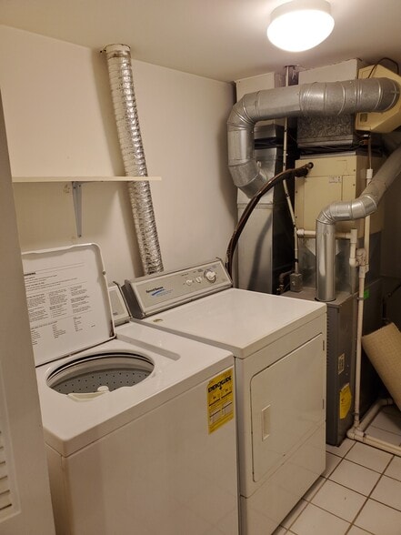 Laundry off kitchen - 27230 Evergreen Rd