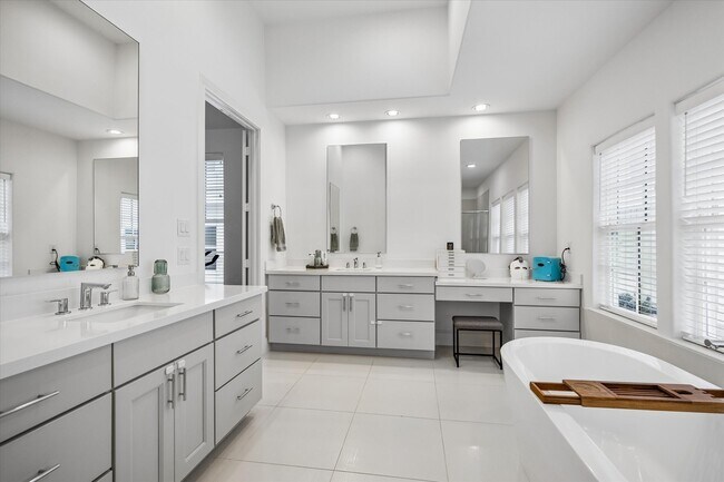 Building Photo - 3302 W 12th St