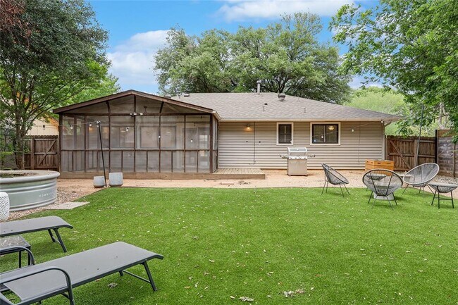 Building Photo - 307 Thistlewood Dr