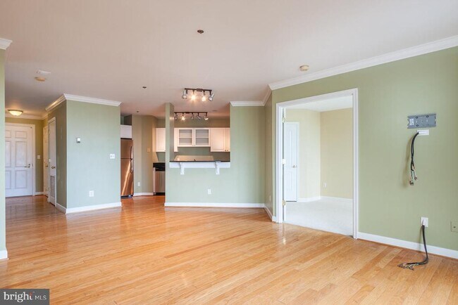 Building Photo - 100 Harborview Dr