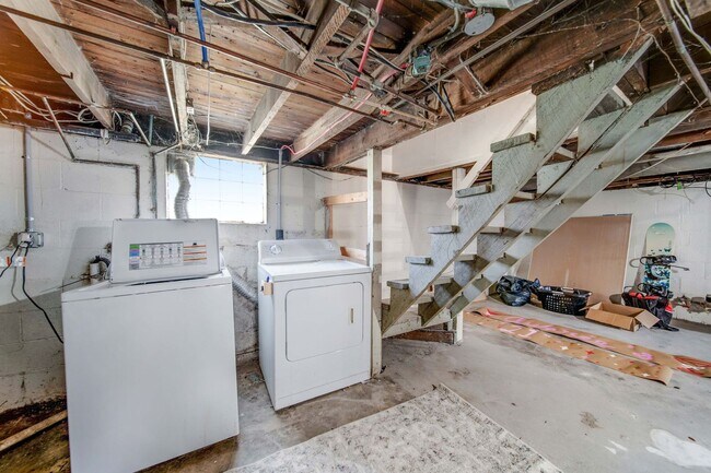 Building Photo - Ultimate 6-Bedroom House with Amazing Front Porch!