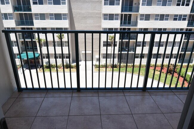 Building Photo - 1236 Hillsboro Mile