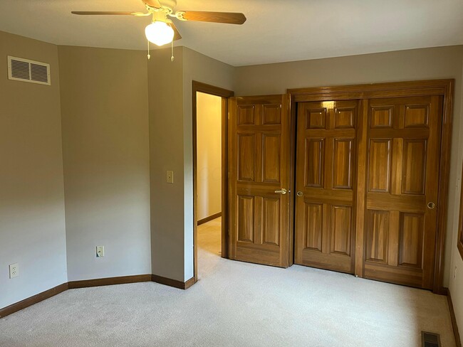 Building Photo - 1156 Lake Point Dr