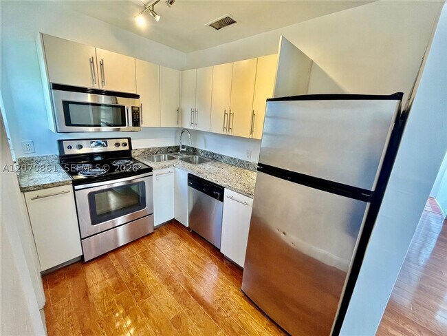 Building Photo - 525 NE 65th St