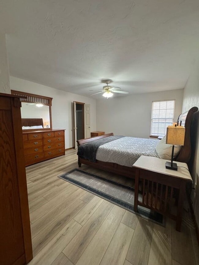 Building Photo - Fully Furnished, STR - (3) Bed/(2) Bath + Office! Pool Access!