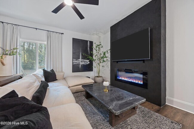 Building Photo - 521 N Hale St