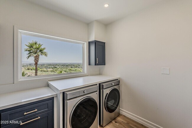 Building Photo - 5654 E Mesquite Ln