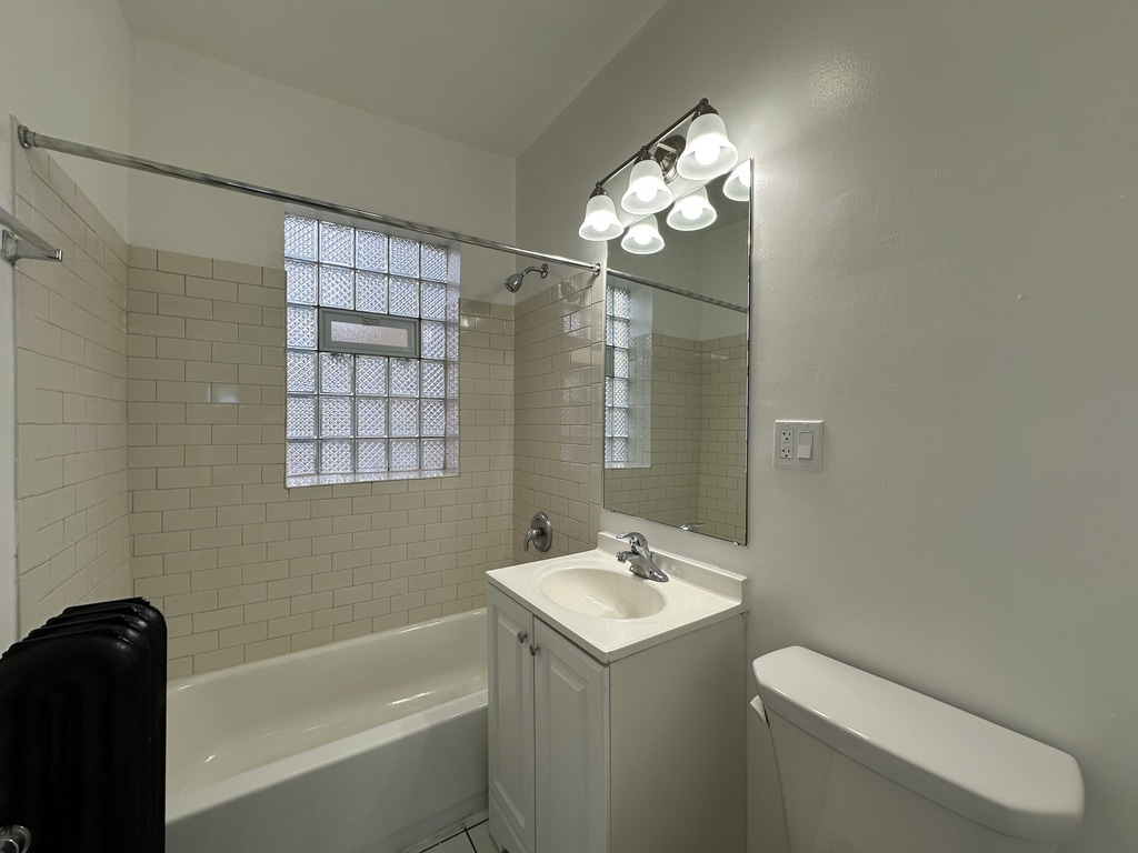 Building Photo - 4756 N Maplewood Ave