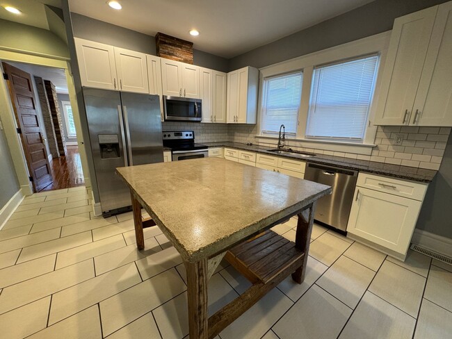 Building Photo - 1020-1022 S Randolph