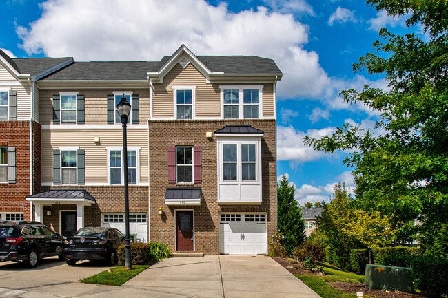 Primary Photo - Beautifully Maintained 4BR/3.5BA End-Unit ...