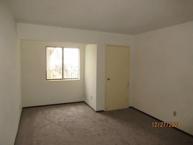 Building Photo - Available May 2026 Germantown -Two Bedroom lower includes off street parking