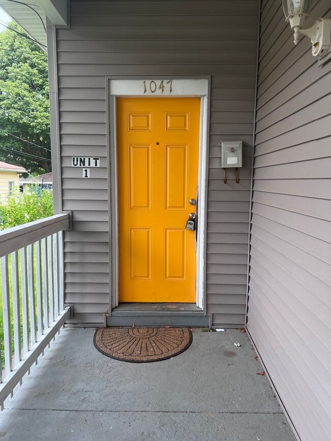 Building Photo - Bright 2 Bedroom Apartment with Laundry on Site!