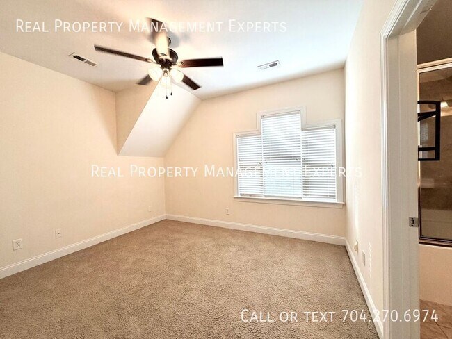 Building Photo - 319 Woodvale Pl