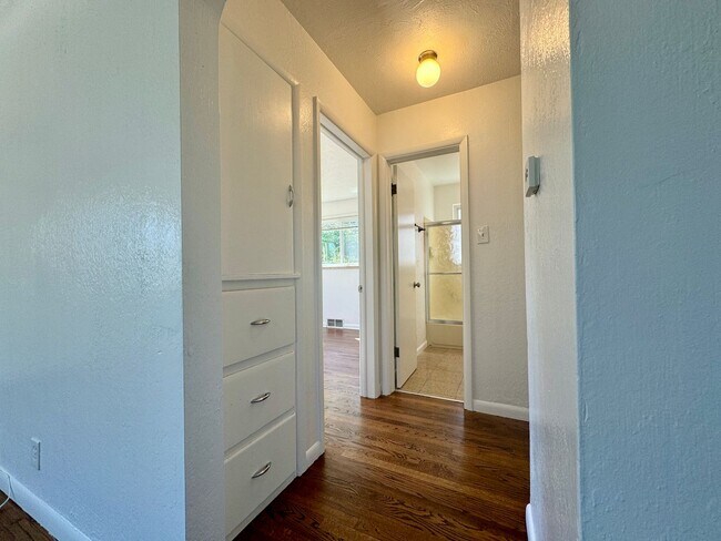 Building Photo - 2 Bedroom, 1 Bathroom Duplex in Denver! Available August!!