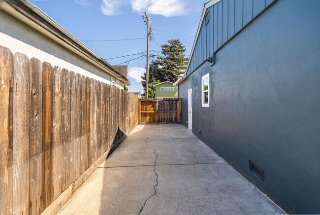 Building Photo - Light-Filled San Leandro Gem w/ Dual Garages & Expansive Yard