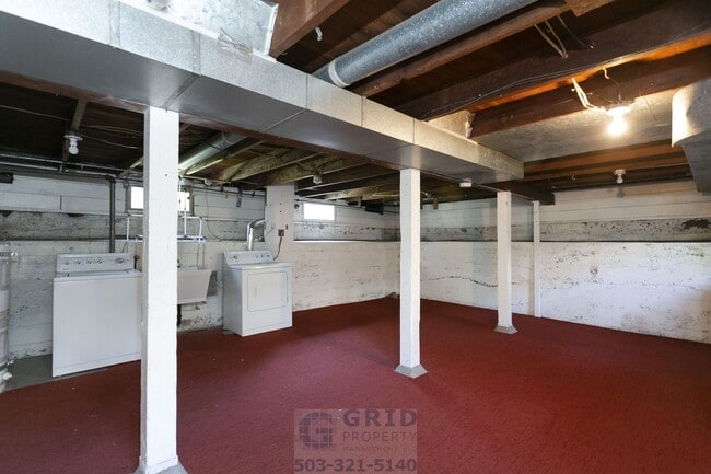 Building Photo - Charming 3 Bedroom Craftsman Home Available in SE Portland!