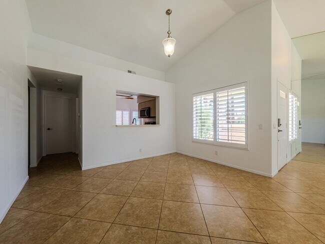 Building Photo - Sought after 2 bedroom 2 bath upstairs con...