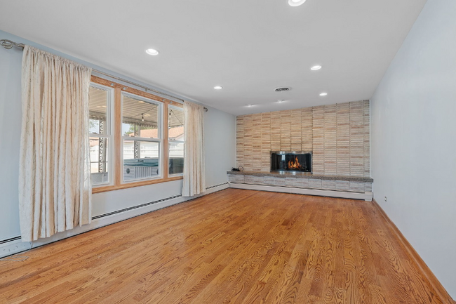 Building Photo - 9628 S Knox Ave
