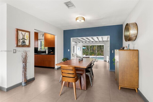 Building Photo - 425 NE 114th St