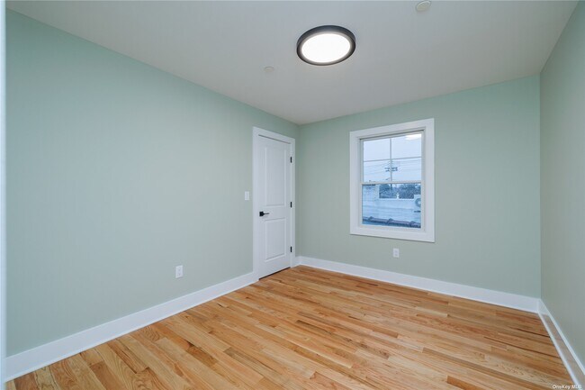 Building Photo - 506 Lakeview Ave