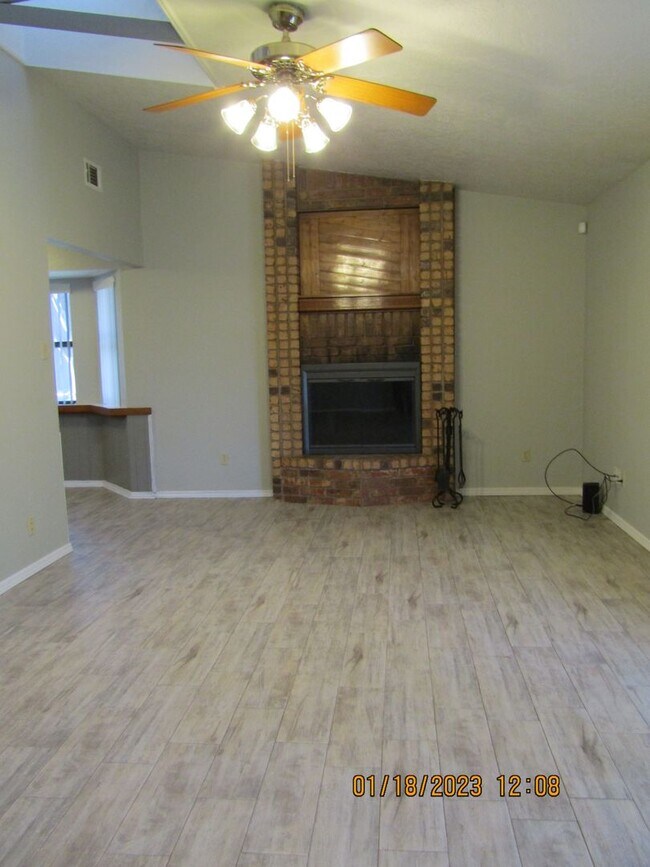 Building Photo - Great Home Located on the Eastside/Sungate...