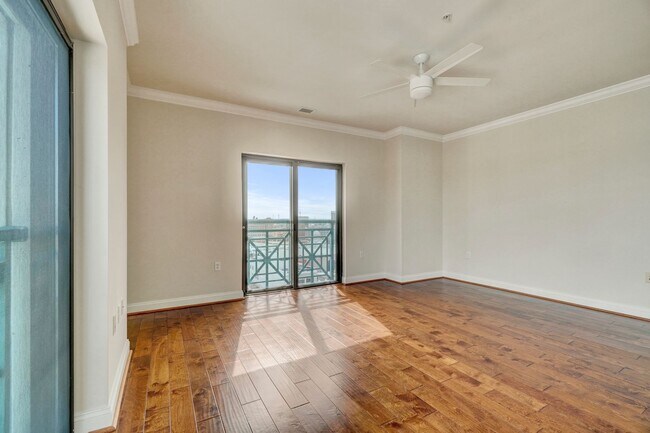 Building Photo - Super-Cool Lower Penthouse Condo Available 05-07-26!! Secured Entry, Garage Parking, Pet-Friendly!