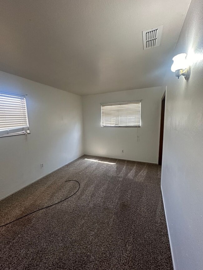 Building Photo - Cozy and Comfortable 3 Bed Home! Sandia Sc...