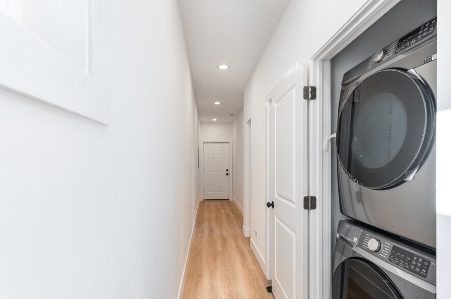 Building Photo - 2132 S Fairfield Ave